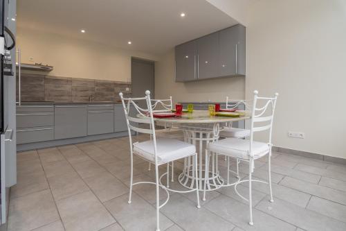廚房, Le Pied à Terre de Montcenis - Appt avec parking privé (Le Pied a Terre de Montcenis - Appt avec parking prive) in 勒克佐