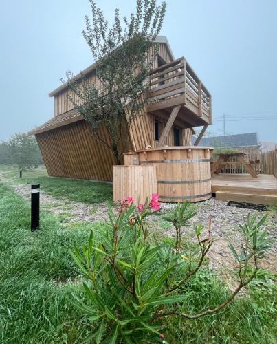 Viesnīcas āriene, La Cabane Féerique - Les Pieds dans le Pré (La Cabane Feerique - Les Pieds dans le Pre) in Les Landes-Genusson