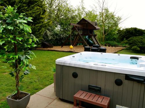 Deluxe 4 or 5 Bed House with Hot Tub, Cinema Room Sleeps 15 in 奧德利