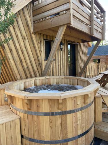 Karstais baseins, La Cabane Féerique - Les Pieds dans le Pré (La Cabane Feerique - Les Pieds dans le Pre) in Les Landes-Genusson