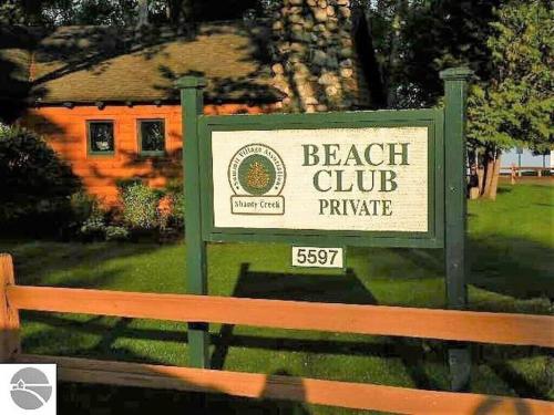 Large 2 Floor Condo, Pool Pass, Beach Club, walk to Shanty Creek