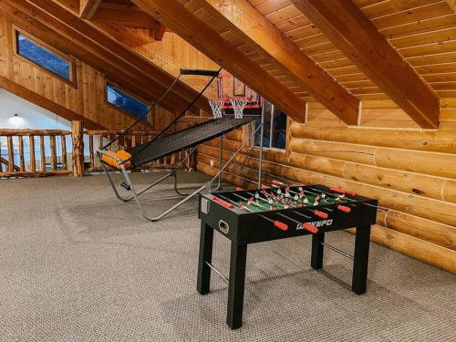 Atpūtas iespējas, Splendor Valley Farms Huge Log Cabin with King Bed Bunk Beds and Game Room in Kamasa (UT)