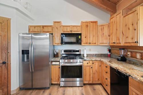 virtuve, Splendor Valley Farms Huge Log Cabin with King Bed Bunk Beds and Game Room in Kamasa (UT)