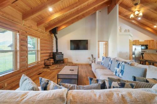 Iekārtas, Splendor Valley Farms Huge Log Cabin with King Bed Bunk Beds and Game Room in Kamasa (UT)