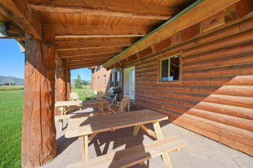 Iekārtas, Splendor Valley Farms Huge Log Cabin with King Bed Bunk Beds and Game Room in Kamasa (UT)