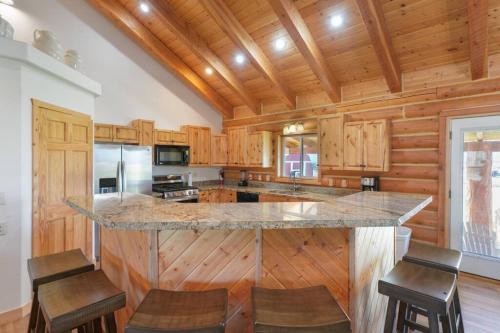 virtuve, Splendor Valley Farms Huge Log Cabin with King Bed Bunk Beds and Game Room in Kamasa (UT)