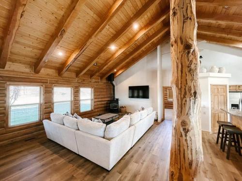Koplietošanas atpūtas telpa ar TV, Splendor Valley Farms Huge Log Cabin with King Bed Bunk Beds and Game Room in Kamasa (UT)