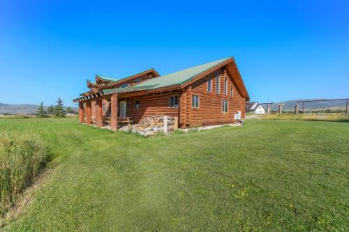 Viesnīcas āriene, Splendor Valley Farms Huge Log Cabin with King Bed Bunk Beds and Game Room in Kamasa (UT)