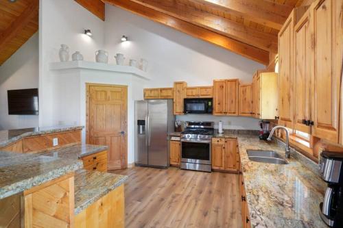 virtuve, Splendor Valley Farms Huge Log Cabin with King Bed Bunk Beds and Game Room in Kamasa (UT)