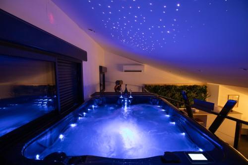 Pezsgőfürdő, Love and Spa du Château (Love and Spa du Chateau) in Volonne