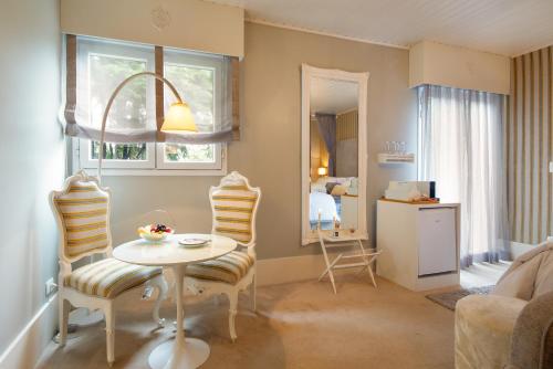 Deluxe Suite with Spa Bath image 1