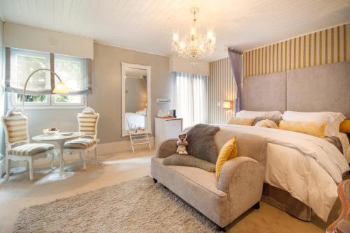 Deluxe Suite with Spa Bath image 7