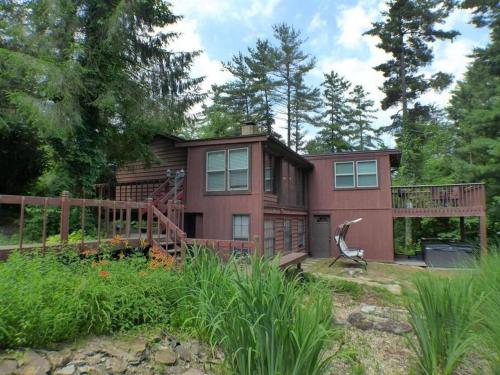 Hocking Hills Cottage with beautiful pond in Logan, USA