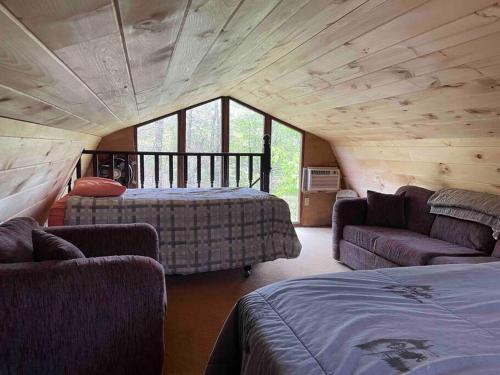 Hocking Hills Cottage with beautiful pond in Logan, USA