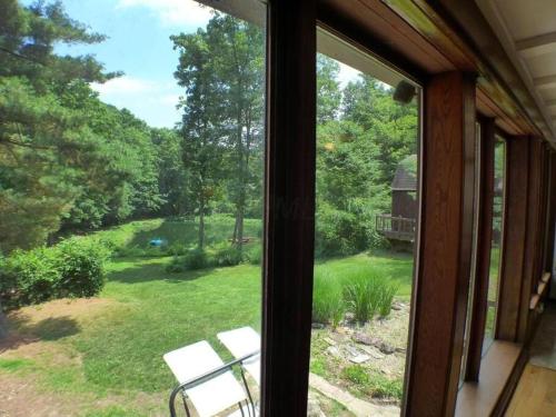 Hocking Hills Cottage with beautiful pond in Logan, USA