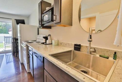 Nader's Motel & Suites