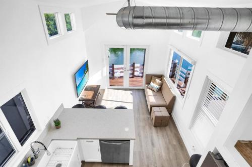Tiny Home on Waterfront, Bay Views, Deck, Pool in Jewfish, USA