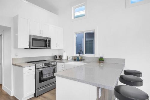 Tiny Home on Waterfront, Bay Views, Deck, Pool in Jewfish, USA
