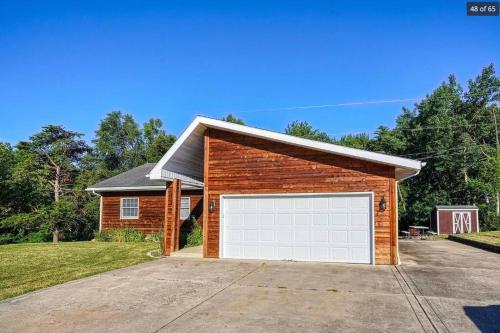 Hocking Hills Cedar Ranch Cabin w/relaxing Hot Tub in Logan, USA