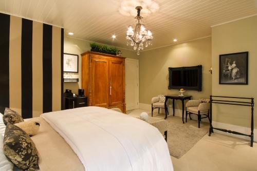 Deluxe Suite with Spa Bath image 4