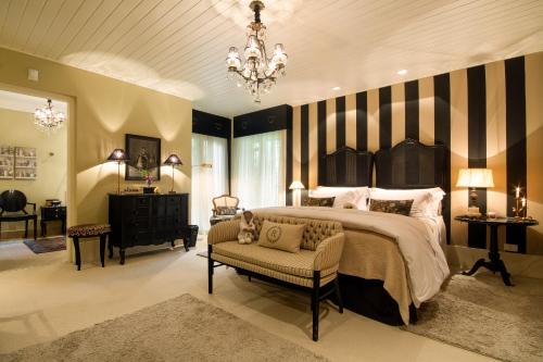 Deluxe Suite with Spa Bath image 2
