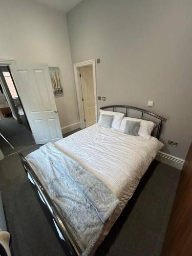 2 Bed Modern Apartment, River View Hull Marina