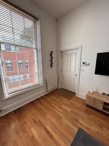 2 Bed Modern Apartment, River View Hull Marina