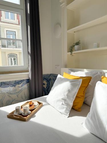 Cozy room with shared bathroom on Rua Augusta