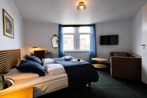 3 twin beds