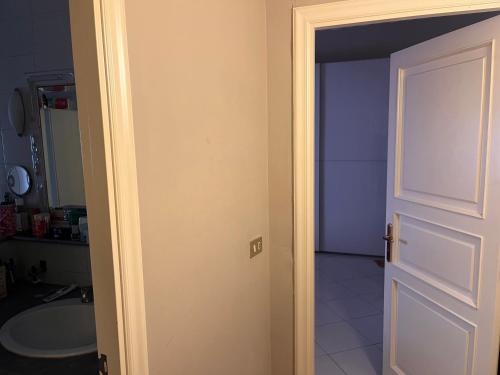 Camera matrimoniale ampia con bagno privato in appartamento condiviso, Naples (photo 6)