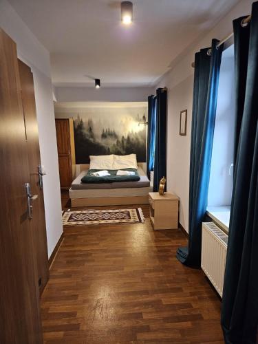 1 double bed, 2 twin beds