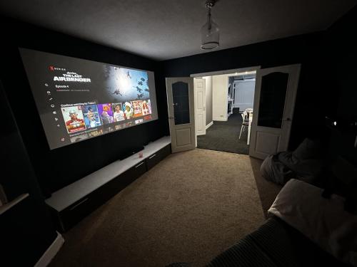 3 bed House in Blackpool with cinema & hot tub gîte à louer Bispham