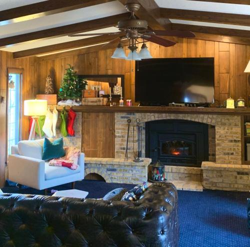 Large Farmhouse near RA, Kohler and Golf. Exclusive amenities and room for all! in Plymouth, USA