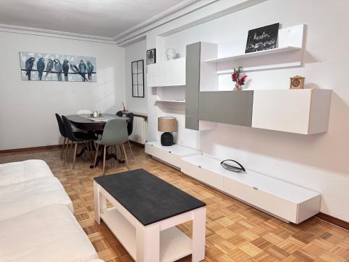 Apartamento Plaza del Oeste con cuatro habitaciones