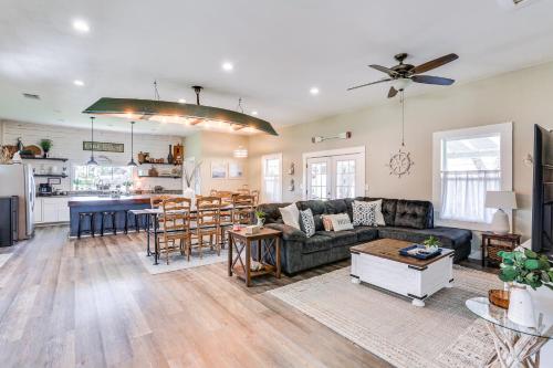 Pottsboro Home with Patio and Grill about 1 Mi to Lake!