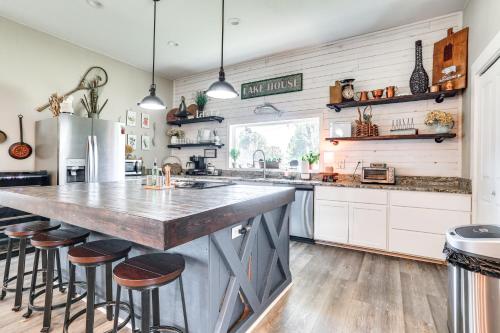 Pottsboro Home with Patio and Grill about 1 Mi to Lake! in Willow Spring, USA