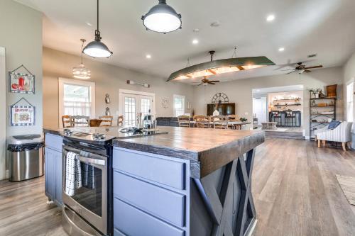 Pottsboro Home with Patio and Grill about 1 Mi to Lake! in Willow Spring, USA