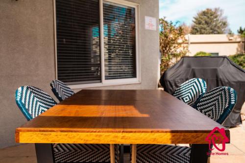 Pueblo Moon w Pool - An Irvie Home Pueblo Moon w Pool - An Irvie Home