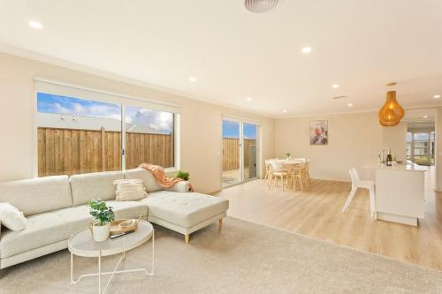 Elegant & Cozy Island Escape Near Downtown & Beach - image 2