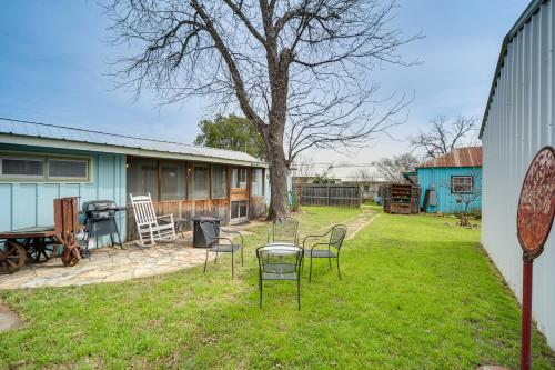 Retro Retreat in Llano with Screened Porch! in Llano, USA