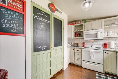 Retro Retreat in Llano with Screened Porch! in Llano, USA