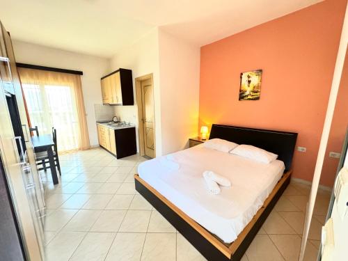 Deluxe Double Room with Balcony image 10