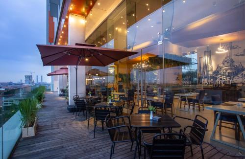 Restaurant, HARRIS Hotel & Conventions Gubeng in Surabaya