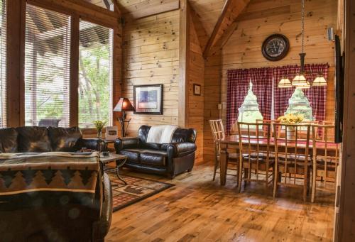 Relax with spectacular mountain views at Bears Den Cabin in Lake Lure - firepit cabin in Lake Lure, USA