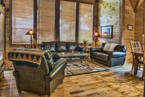 Relax with spectacular mountain views at Bears Den Cabin in Lake Lure - firepit cabin in Lake Lure, USA