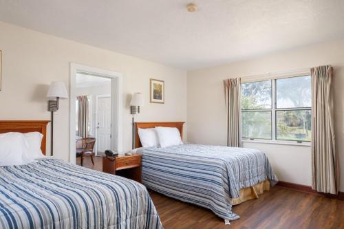 4 queen beds