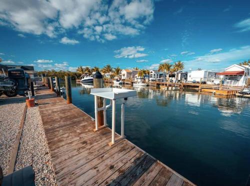 Waterfront Studio 2, Couples Oasis, Kayaks, Pool in Jewfish, USA