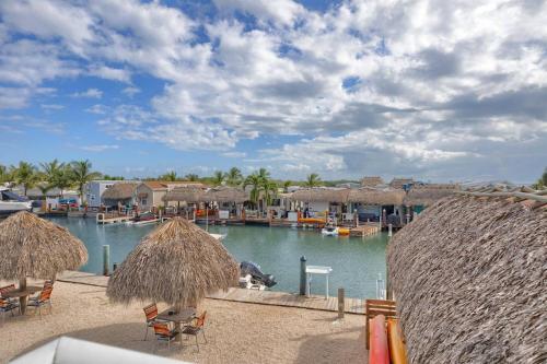 Waterfront Studio 2, Couples Oasis, Kayaks, Pool in Jewfish, USA