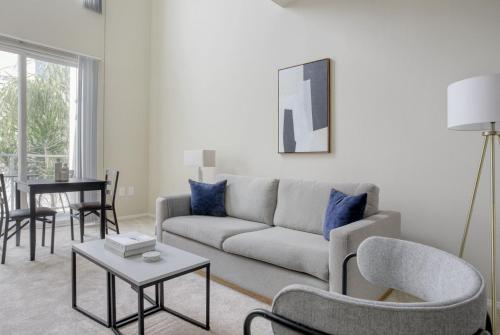 Playa Vista 1br w gym pool table nr beach LAX-1123 in Los Angeles, USA