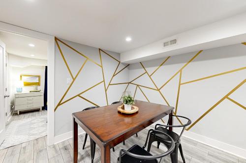 Downtown Retreat - Your Urban Oasis in College Park, USA